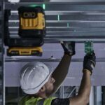 Dewalt DCLE34021D1-GB 18V XR Green Cross Line Laser 1 x 2.0Ah Battery Charger & Case - Image 8