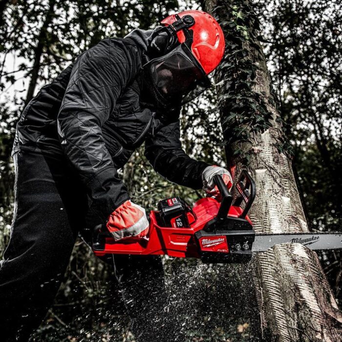 Milwaukee M18FCHSC-0 18V Fuel Brushless Chainsaw with 1 x 5.0Ah Battery & Charger - Image 2