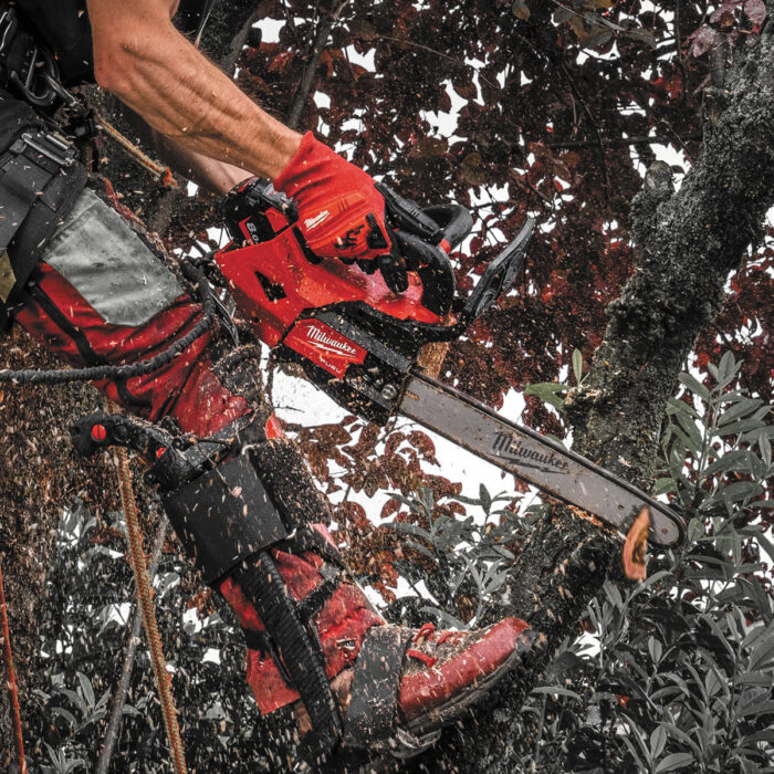Milwaukee M18FTHCHS35-802 M18 Fuel 18V Chainsaw 35cm Bar with 2 x 8.0Ah Batteries & Charger 4933479991 - Image 9