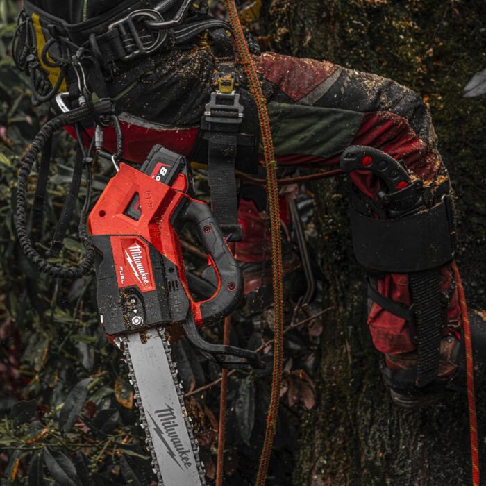 Milwaukee M18FTHCHS35-802 M18 Fuel 18V Chainsaw 35cm Bar with 2 x 8.0Ah Batteries & Charger 4933479991 - Image 12