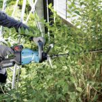 Makita UH006GD201 40V XGT 60 cm Brushless Hedge Trimmer with 2 x 2.5Ah Batteries and Charger - Image 2