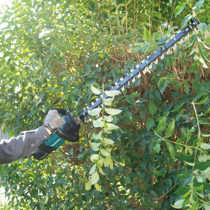 Makita UH007GD201 40V XGT 75 cm Brushless Hedge Trimmer with 2 x 2.5Ah Batteries and Charger - Image 2