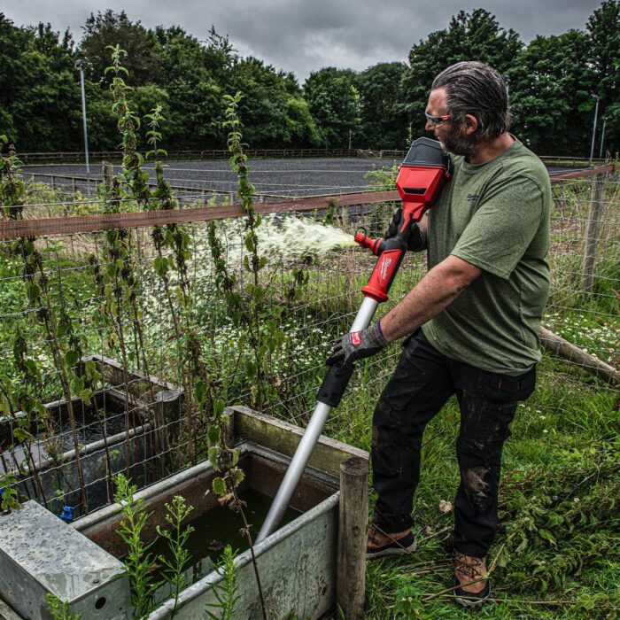 Milwaukee M18BLSWP-0 18V Hydropass Brushless Stick Water Pump with 1 x 3.0Ah Battery & Charger - Image 7