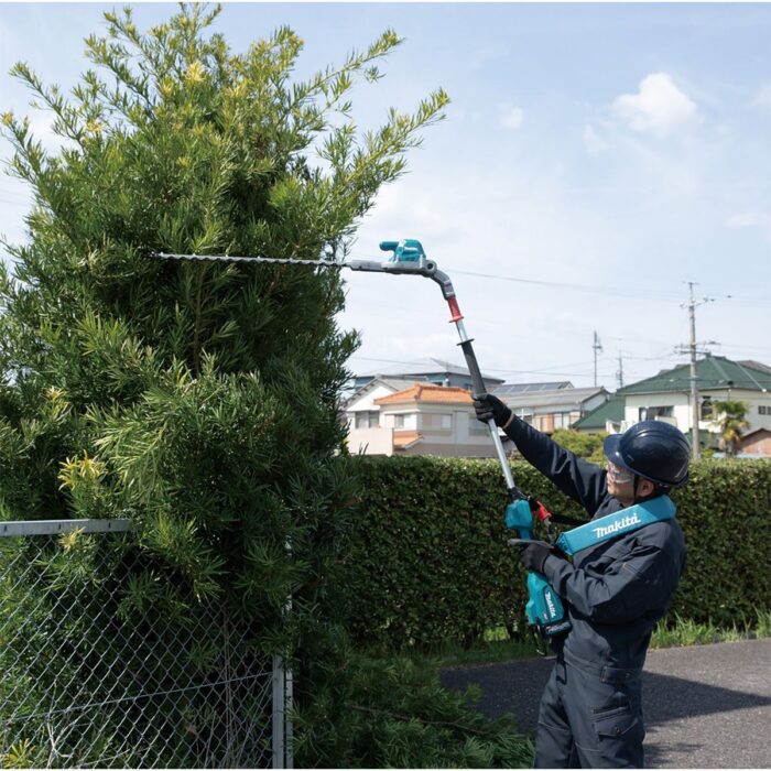 Makita UN001GZ 40V XGT Brushless Cordless Pole Hedge Trimmer With 1 x 2.5Ah Battery & Charger - Image 4