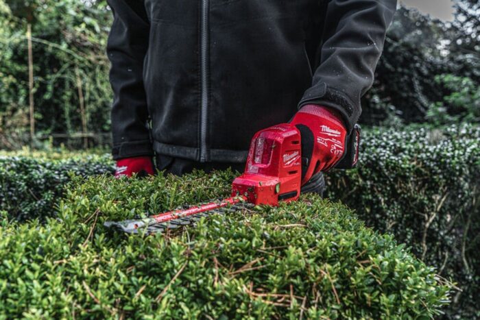 Milwaukee M12FHT20-402 12V Fuel Hedge Trimmer 20cm with 2 x 4.0Ah Battery 4933479973 - Image 10