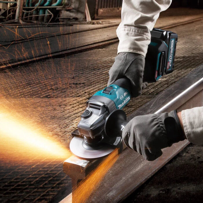 Makita GAG01M1 40V max XGT® Brushless Cordless 4‑1/2” / 5" Angle Grinder Kit, with Electric Brake (4.0Ah) - Image 4