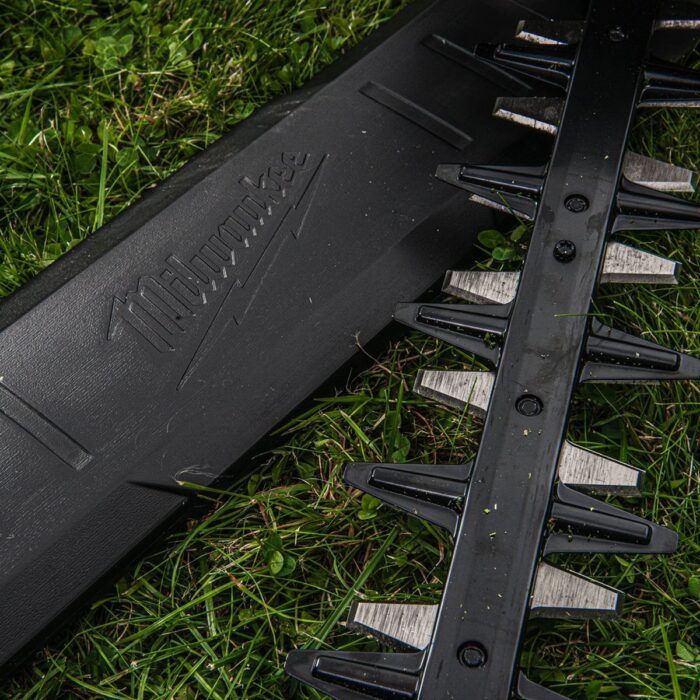 Milwaukee M18FHET75G2-0 18V FUEL Brushless 75cm Hedge Trimmer with 1 x 5.0Ah Battery & Charger - Image 9