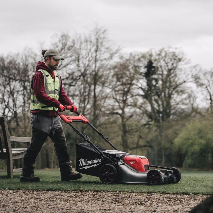 Milwaukee M18F2LM53-0 36V FUEL Brushless 53cm Self Propelled Lawn Mower with 2 x 5.0Ah Battery & Charger - Image 9