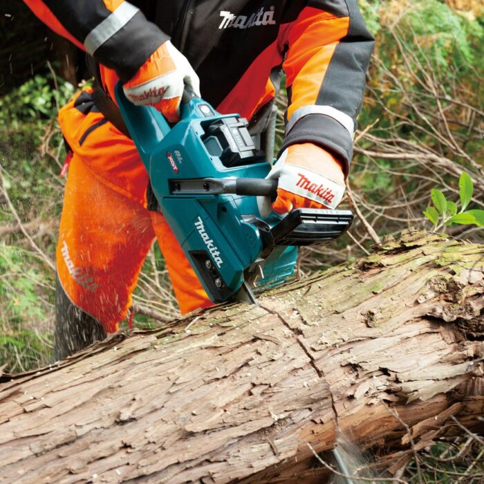 Makita UC011GT201 40VMAX XGT Brushless 350mm Chainsaw with 2 x 5.0Ah Battery & Charger - Image 3