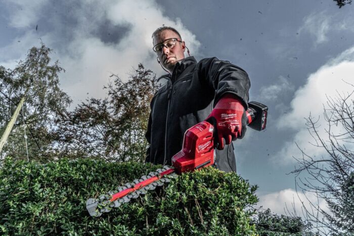 Milwaukee M12FHT20-402 12V Fuel Hedge Trimmer 20cm with 2 x 4.0Ah Battery 4933479973 - Image 6